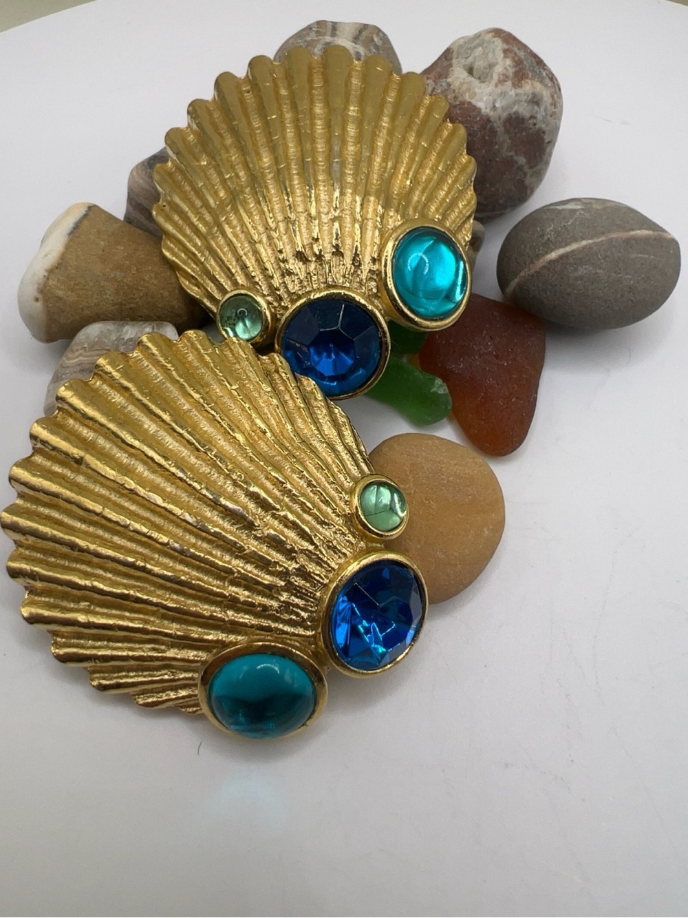 Rare Signed Trifari Scallop Shell Clip On Earrings Blue Aqua Glass Vintage Gold